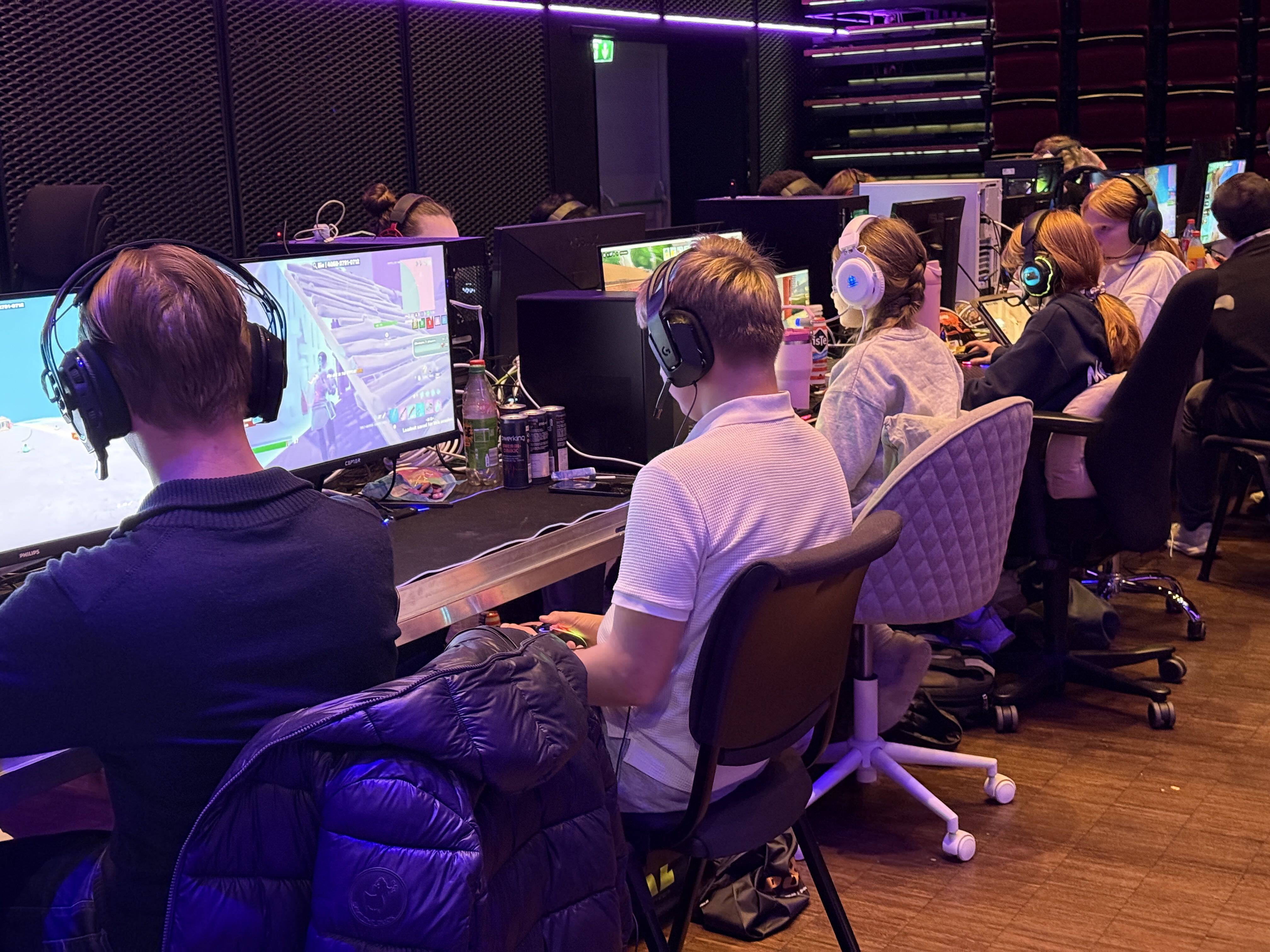 Deltakere spiller Fortnite ved PC-plassene under LEVEL UP LAN i Kongsberg Musikkteater