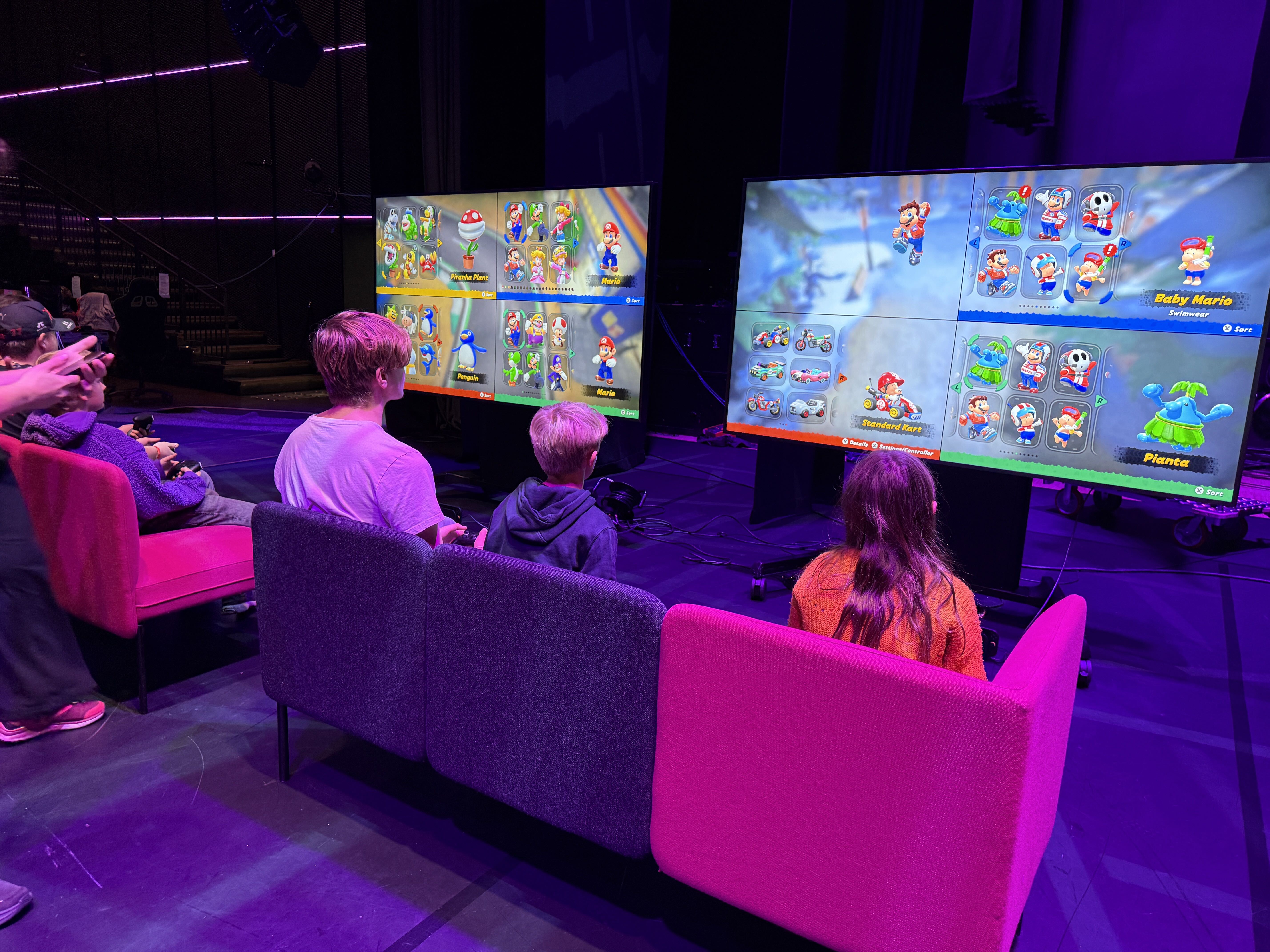 Mario Kart på flere store skjermer i konsollområdet under LEVEL UP LAN Kongsberg