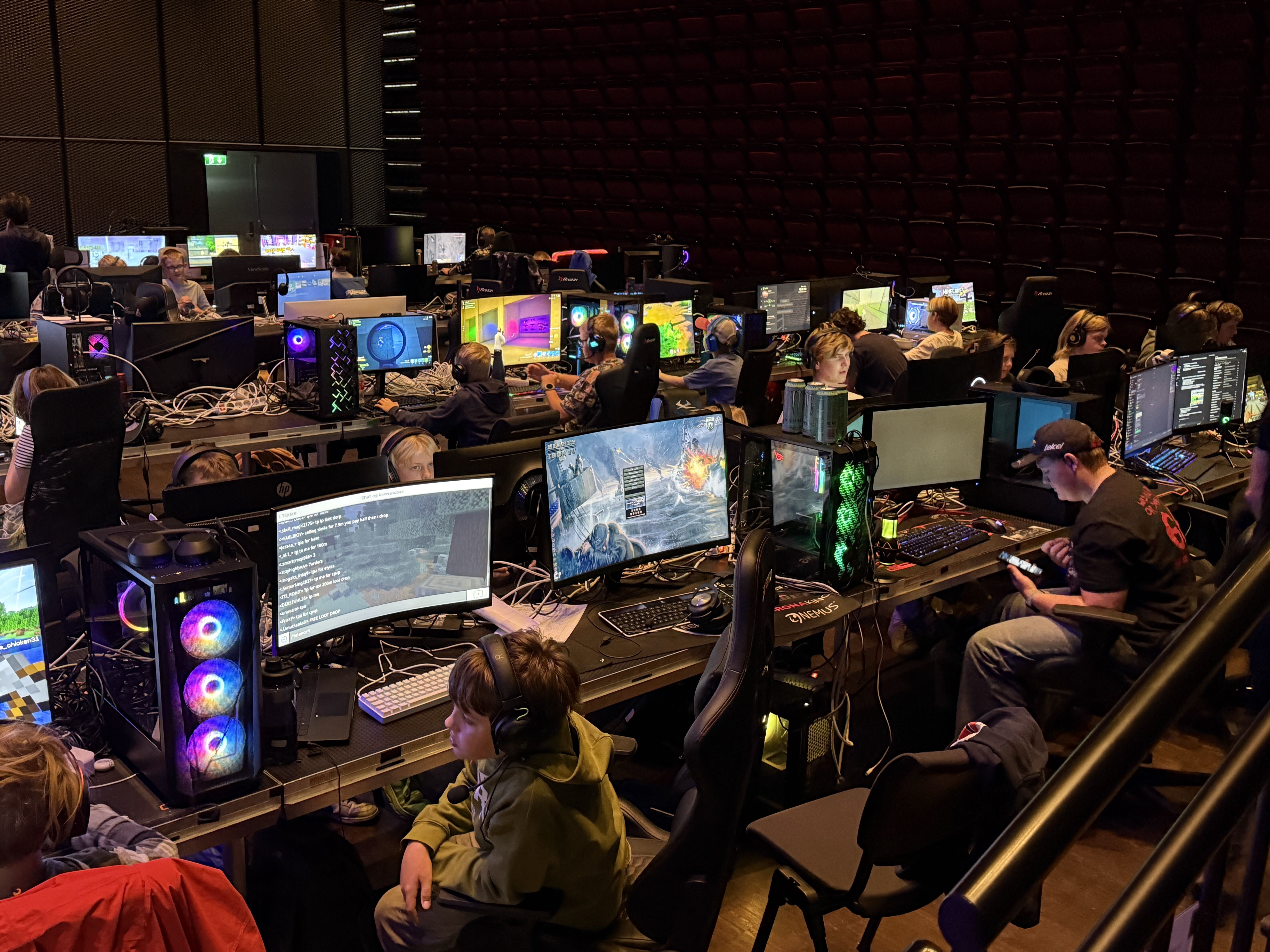 Deltakere samlet ved PC-ene under LEVEL UP LAN i Kongsberg Musikkteater